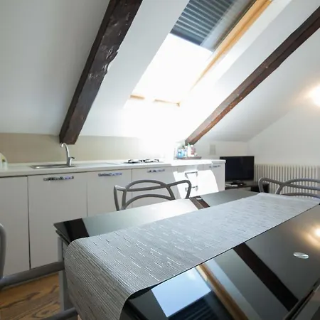 公寓 Napolidays Mansarda Nicola 那不勒斯